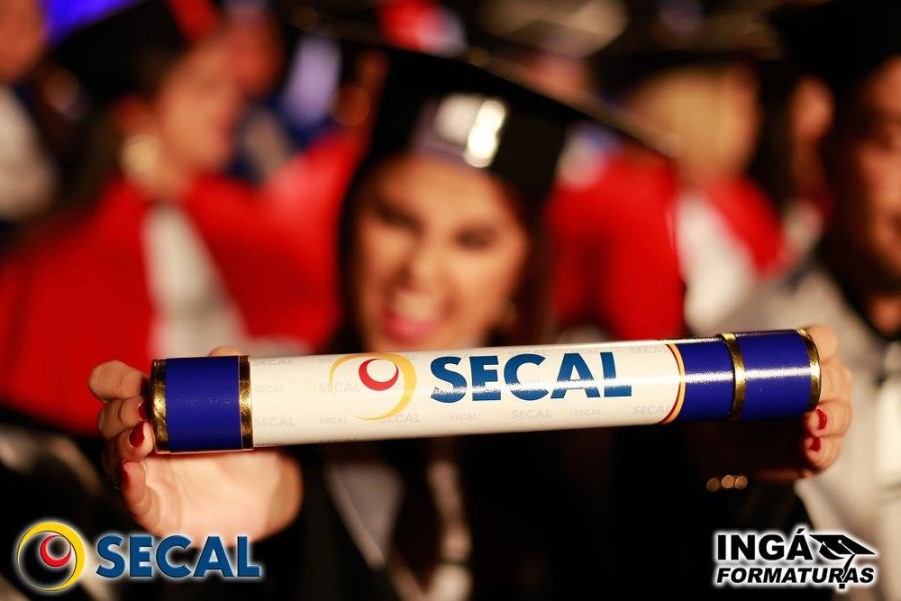 Formanda da UniSecal com o diploma em mãos