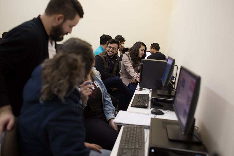 Imagem de acadêmicos do curso de Jornalismo da UniSecal, no laboratório de Telejornalismo.