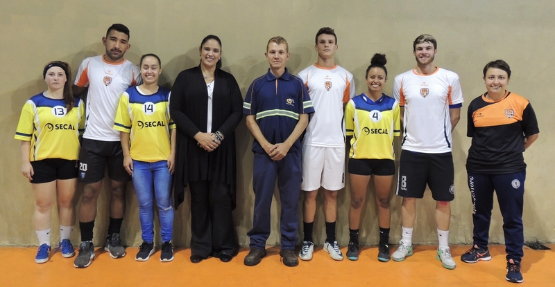 Na imagem há a Pró-Reitora da UniSecal, Rúbia de Andrade Aguiar, e representantes e jogadores do Pyl FC.