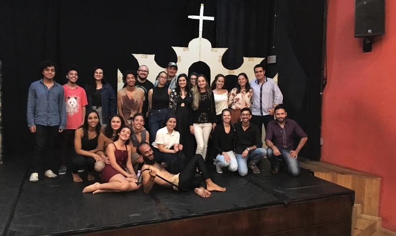Imagem de alunos de Jornalismo da UniSecal a atores da peça teatral'