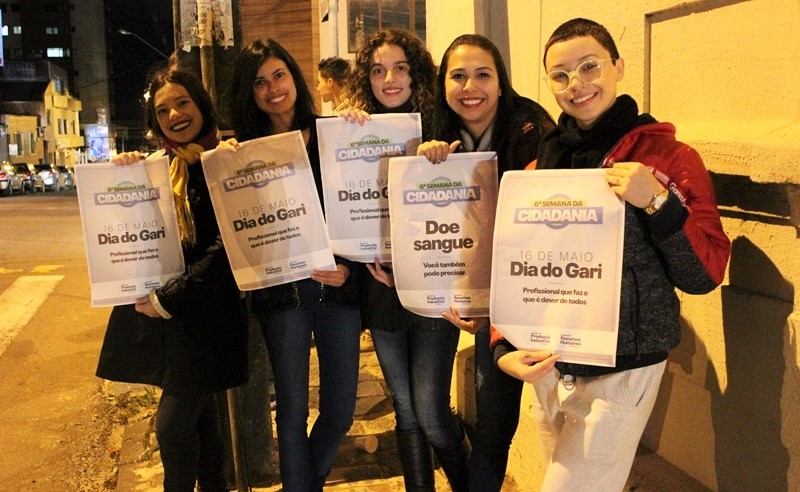 Imagem de alunas da UniSecal segurando cartazes na 'Blitz da Cidadania''