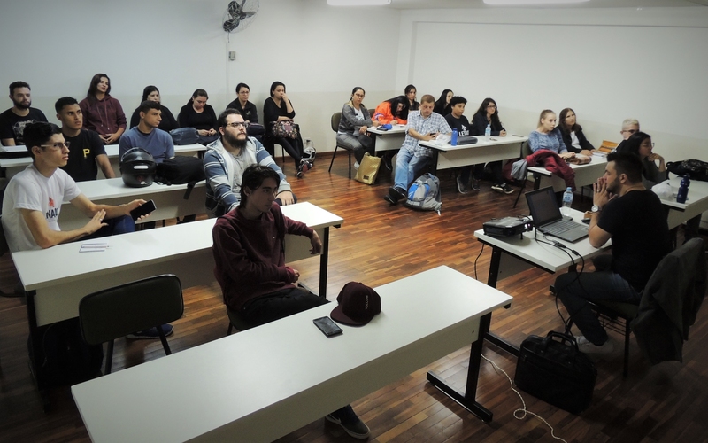 Imagem de uma sala de aula com professores e alunos, durante a Semana da Cidadania