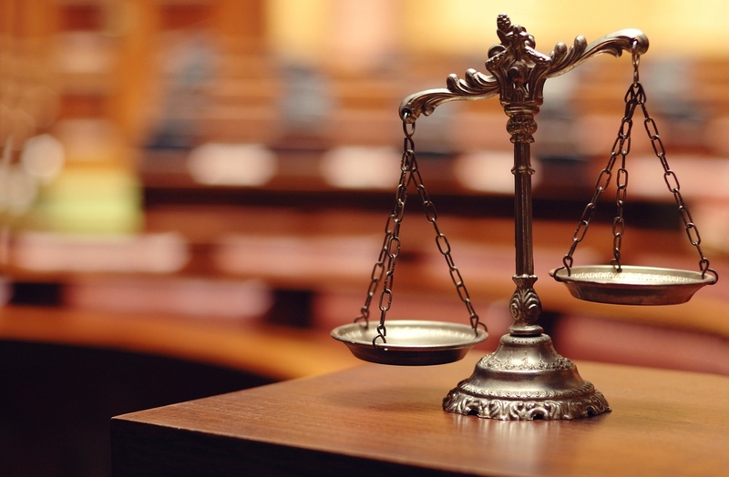 Imagem de uma balança, símbolo que representa a Justiça, dentro do Direito