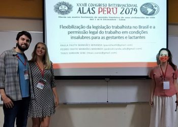 Professor Pedro e outras duas apresentadoras no ALAS 2019.