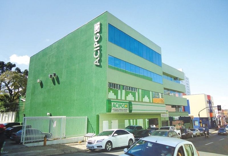 Imagem do prédio do Campus ACIPG. Ele tem as cores em tons de verde e um letreiro escrito ACIPG.